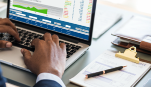 Contador revisando reportes financieros — Servicios de contabilidad para individuos y empresas en Estados Unidos | Serviplus Corp